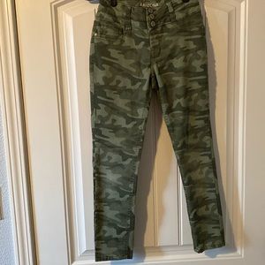 Arizona Jeans Girls Camo Jeggings. Size 10.